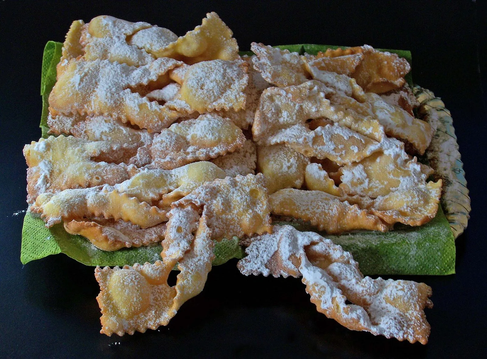 Vassoio di chiacchiere di carnevale ricoperte di zucchero a velo