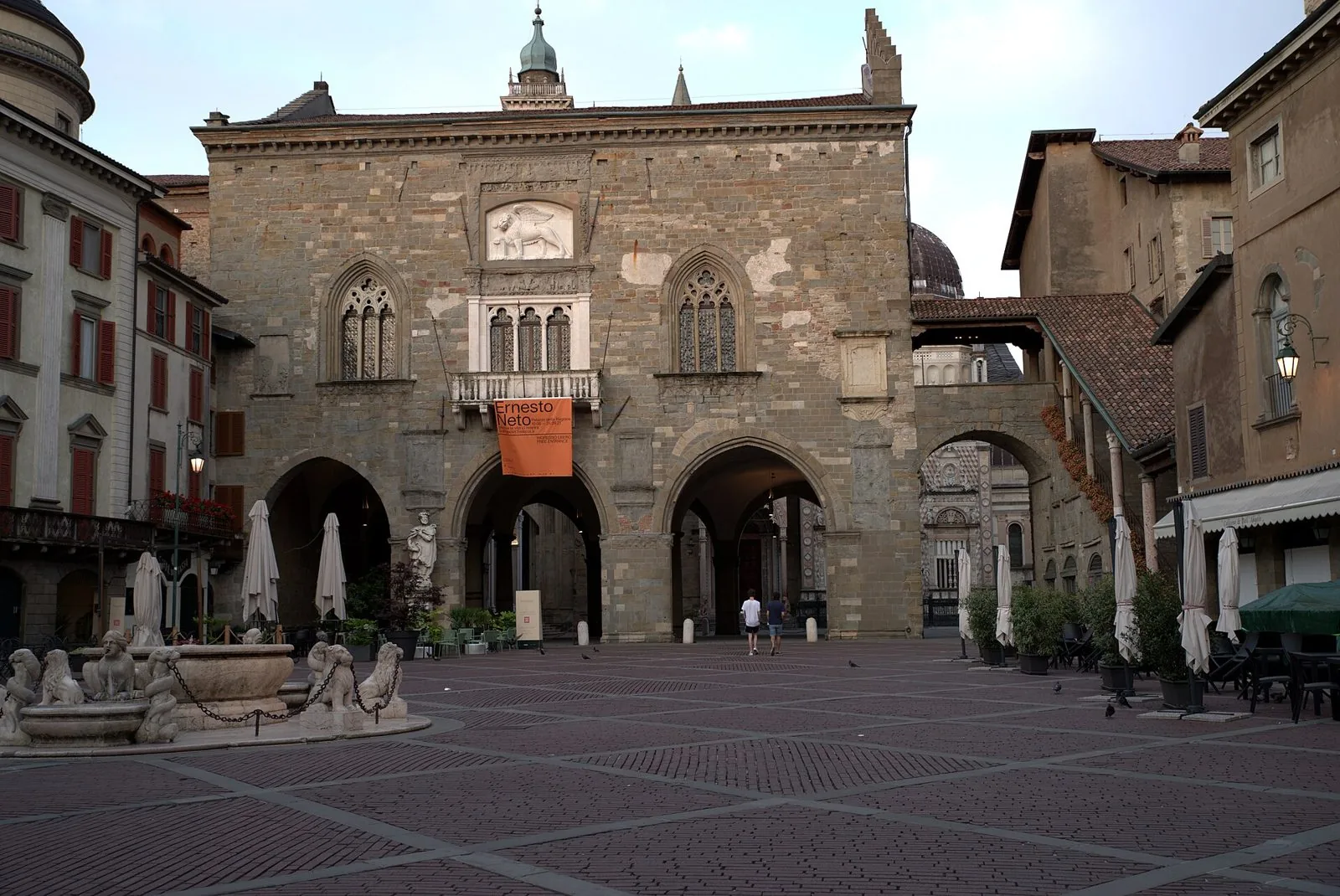 Piazza Vecchia a Bergamo Città Alta con il Palazzo della Ragione e la Fontana Contarini