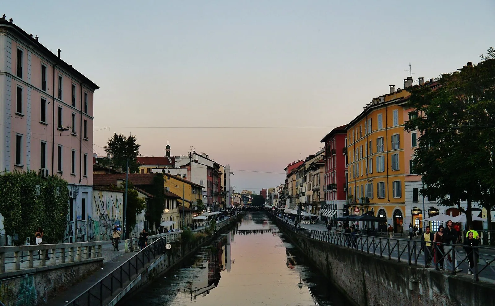 Il Naviglio Grande a Milano al tramonto, con le case colorate affacciate sulle due rive del canale