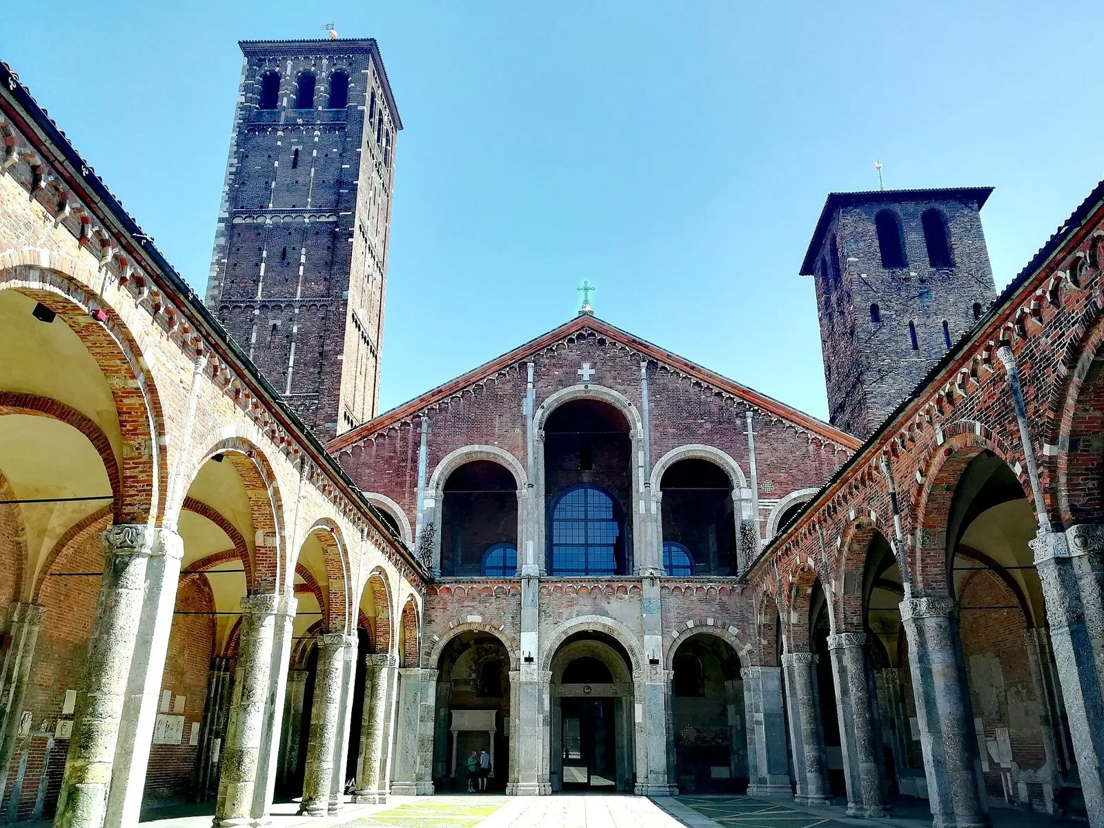Atrio porticato della Basilica di Sant'Ambrogio a Milano con la facciata romanica e i due campanili