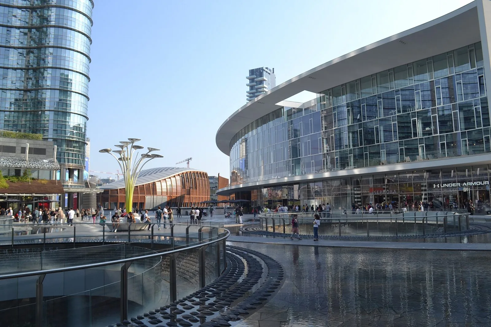 Piazza Gae Aulenti a Porta Nuova con le fontane e i grattacieli di vetro