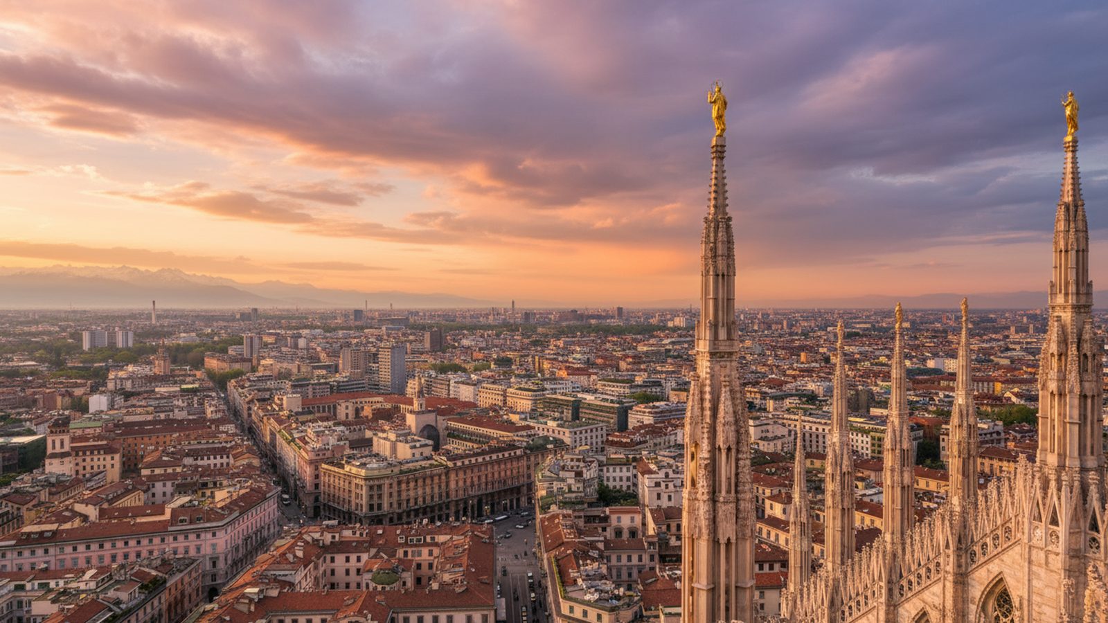 Milano vista dalle terrazze del Duomo al tramonto, tra le guglie